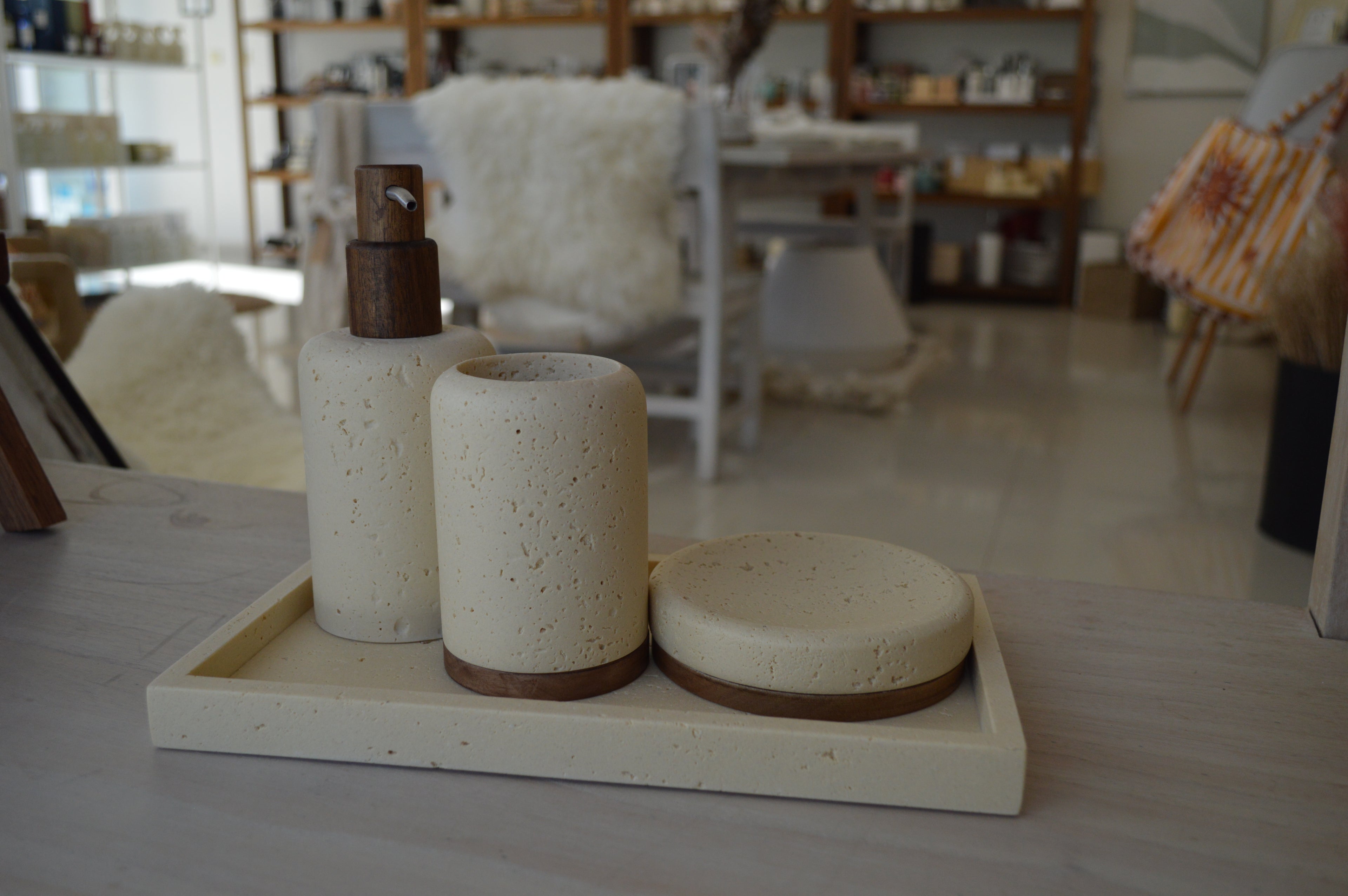 KIT BANDEJA, DISPENSER Y PORTA CEPILLO TRAVERTINO BEIGE