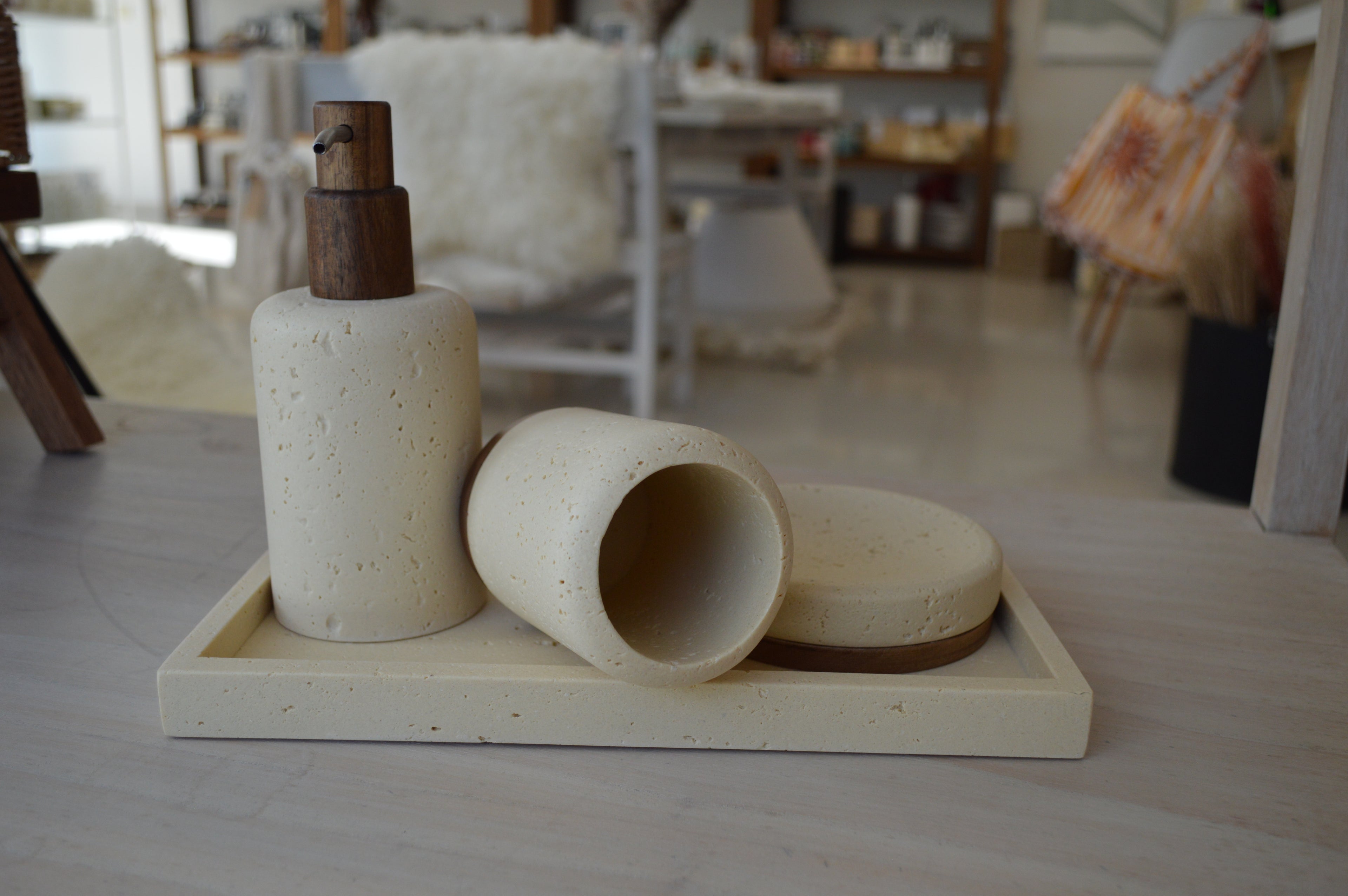 KIT BANDEJA, DISPENSER Y PORTA CEPILLO TRAVERTINO BEIGE